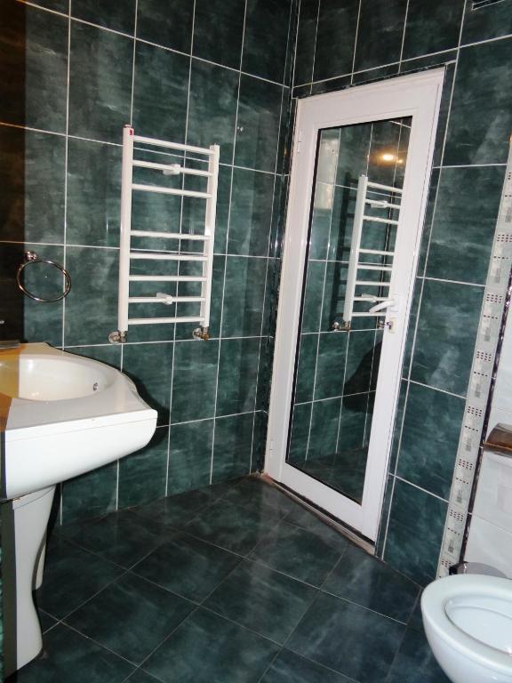 Chambre Lits Jumeaux avec Salle de Bains Commune